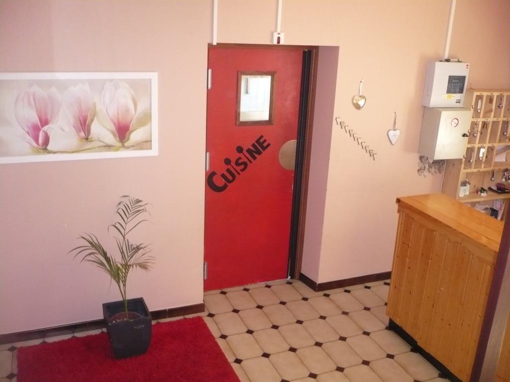 Hotel Bon Accueil Oyonnax Exteriör bild